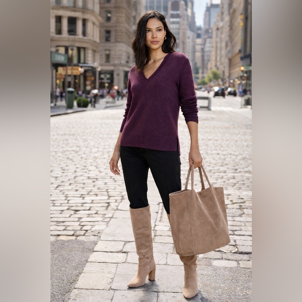 ESSENTIAL V-NECK SWEATER